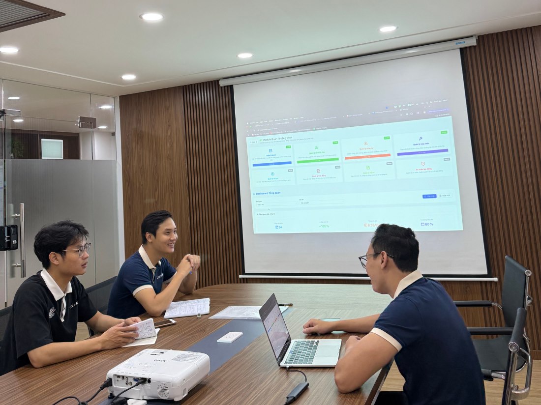 Đội ngũ LearnTek trong một lớp học trực tuyến
